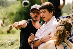 Il regista Jaume Claret Muxart e l'attore Jan Monter sul set del film Estrany riu - Immagine ufficiale