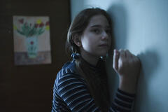 Emma Mogos in Milk Teeth di Mihai Mincan - Immagine ufficiale