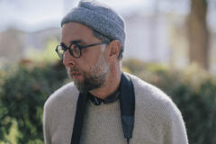 Il regista Mihai Mincan sul set di Milk Teeth