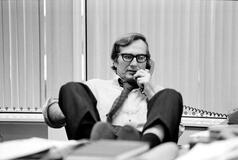 Seymour Hersh nel suo ufficio presso la sede di Washington del New York Times, 1975