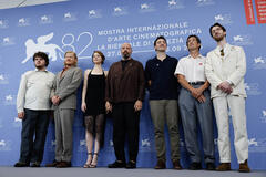Delegazione di Bugonia (tra cui Aidan Delbis, Jesse Plemons, Emma Stone e Yorgos Lanthimos) al photocall del film alla 82a Mostra Internazionale d'Arte Cinematografica di Venezia, giovedì 28 agosto 2025
