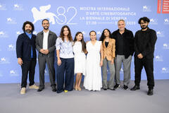 Delegazione di Hijra (tra cui Shahad Ameen, Khairia Nazmi, Lamar Feddan, Raghad Bokhari) al photocall del film di Shahad Ameen alla 82a Mostra Internazionale d'Arte Cinematografica di Venezia, giovedì 28 agosto 2025