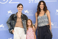 Le attrici Lucrezia Guglielmino e Benedetta Porcaroli e la regista Carolina Cavalli al photocall del film Il rapimento di Arabella alla 82a Mostra del Cinema di Venezia, giovedì 28 agosto 2025