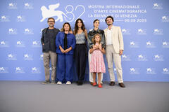 Delegazione del film Il rapimento di Arabella (tra cui le attrici Lucrezia Guglielmino e Benedetta Porcaroli e la regista Carolina Cavalli) al photocall del film alla 82a Mostra del Cinema di Venezia, giovedì 28 agosto 2025