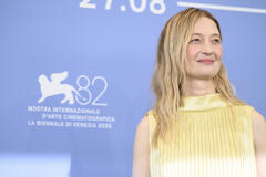 L'attrice Alba Rohrwacher al photocall del film Jay Kelly di Noah Baumbach alla 82a Mostra del Cinema di Venezia, giovedì 28 agosto 2025