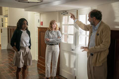 Le attrici Ayo Edebiri e Julia Roberts e il regista Luca Guadagnino su set del film After The Hunt: Dopo la caccia