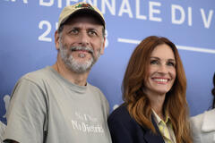 Il regista Luca Guadagnino e l'attrice Julia Roberts al photocall di After The Hunt alla 82a Mostra del Cinema di Venezia, venerdì 29 agosto 2025