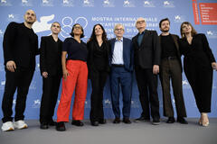Delegazione di Cover-Up (tra cui Seymour M. Hersh, Laura Poitras, Mark Obenhaus) al photocall del film alla 82a Mostra Internazionale d'Arte Cinematografica di Venezia, venerdì 29 agosto 2025