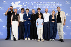 Delegazione di Estrany riu (tra cui Jan Monter, Francesco Wenz, Jaume Claret Muxart, Nausicaa Bonnín, Jordi Oriol) al photocall del film alla 82a Mostra del Cinema di Venezia, venerdì 29 agosto 2025