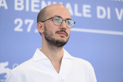 Il regista Jaume Claret Muxart al photocall del suo film Estrany riu alla 82a Mostra del Cinema di Venezia, venerdì 29 agosto 2025