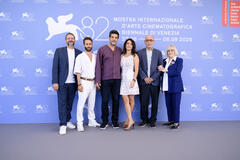 Delegazione di Calle Malaga (tra cui Maryam Touzani, Carmen Maura e Ahmed Boulane) al photocall del film di Maryam Touzani alla 82a Mostra Internazionale d'Arte Cinematografica di Venezia, venerdì 29 agosto 2025
