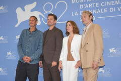 Delegazione di Den Sidste Viking (The Last Viking) di Anders Thomas Jensen (tra cui Anders Thomas Jensen, Nikolaj Lie Kaas, Sofie Gråbøl, Mads Mikkelsen) al photocall del film alla 82a Mostra del Cinema di Venezia, sabato 30 agosto 2025