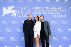 Delegazione di Late Fame di Kent Jones (tra cui Edmund Donovan, Greta Lee, Willem Dafoe) al photocall del film alla 82a Mostra del Cinema di Venezia, sabato 30 agosto 2025