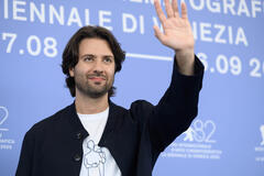 Il regista Paolo Strippoli al photocall del suo film La valle dei sorrisi alla 82a Mostra del Cinema di Venezia