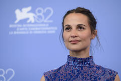 L'attrice Alicia Vikander al photocall del film Le mage du Kremlin di Olivier Assayas alla 82a Mostra del Cinema di Venezia, domenica 31 agosto 2025