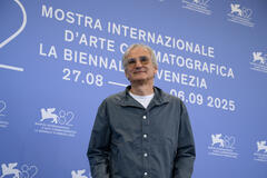 Il regista Olivier Assayas al photocall del suo film Le mage du Kremlin alla 82a Mostra del Cinema di Venezia, domenica 31 agosto 2025