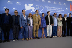 Delegazione del film Le mage du Kremlin (tra cui Alicia Vikander, Jeffrey Wright, Olivier Assayas, Jude Law, Paul Dano) al photocall del film alla 82a Mostra del Cinema di Venezia, domenica 31 agosto 2025