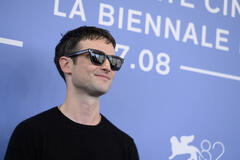 L'attore Tom Sturridge al photocall del film Le mage du Kremlin di Olivier Assayas alla 82a Mostra del Cinema di Venezia, domenica 31 agosto 2025