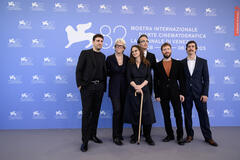 Delegazione di Nuestra Tierra di Lucrecia Martel al photocall del film alla 82a Mostra del Cinema di Venezia, domenica 31 agosto 2025