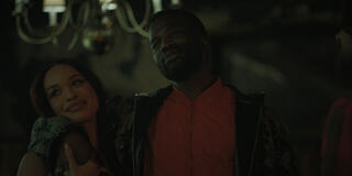 (S-D) Cleopatra Coleman come Estelle, Sope Dirisu come Wes in Black Rabbit 1x01