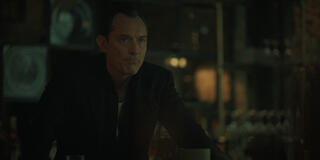 Jude Law come Jake in Black Rabbit 1x01