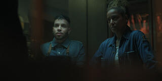 (S-D) Robin de Jesus come Tony, Amaka Okafor come Roxie in Black Rabbit 1x03