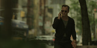 Jude Law come Jake in Black Rabbit 1x04