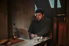 Tom Burke in Detective Cormoran Strike 6x01