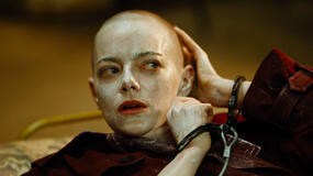 Emma Stone in Bugonia di Yorgos Lanthimos, scena da Trailer