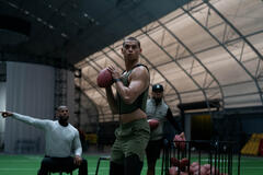 Marlon Wayans è Isaiah (back, pointing) e Tyriq Withers è Cam (foreground) in HIM, diretto da Justin Tipping