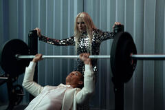 (S-D) Tyriq Withers è Cam e Julia Fox è Elsie in HIM, diretto da Justin Tipping