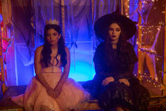 (S-D) Nikki Rodriguez come Jackie, Ellie O'Brien come Grace in Uno splendido errore 2x09