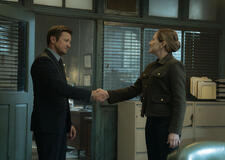 (S-D) Jeremy Renner come Mike McLusky e Edie Falco come Nina Hobbs in Mayor of Kingstown 4x01