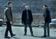 (S-D) Hamish Allan-Headley come Robert, Hugh Dillon come Ian e Jeremy Renner come Mike McLusky in Mayor of Kingstown 4x04