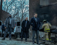 (S-D) Derek Webster come Stevie, Hugh Dillon come Ian e Jeremy Renner come Mike McLusky in Mayor of Kingstown 4x04