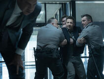 (S-D) Clayton Cardenas come Torres e Jeremy Renner come Mike McLusky in Mayor of Kingstown 4x06