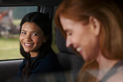 (S-D) Nikki Rodriguez come Jackie, Sarah Rafferty come Katherine in Uno splendido errore 2x01