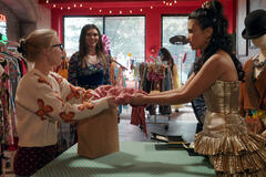 (S-D) Alisha Newton come Erin, Nikki Rodriguez come Jackie in Uno splendido errore 2x03