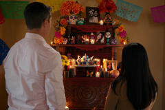 (S-D) Alex Quijano come Richard, Nikki Rodriguez come Jackie in Uno splendido errore 2x09