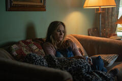 Jennifer Jason Leigh come Doreen in Night Always Comes