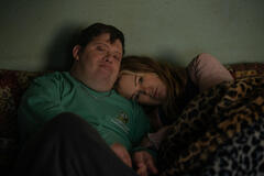 (S-D) Zack Gottsagen come Kenny e Jennifer Jason Leigh come Doreen in Night Always Comes