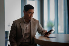 Randall Park come Scott in Night Always Comes