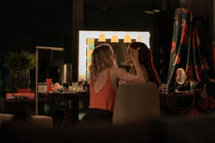 (S-D) Vanessa Kirby come Lynette e Julia Fox come Gloria in Night Always Comes