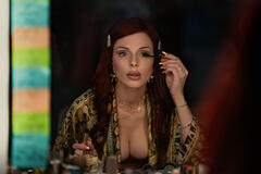 Julia Fox come Gloria in Night Always Comes