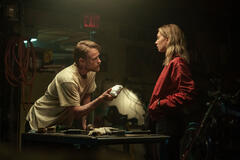 (S-D) Sean Martini come Drew e Vanessa Kirby come Lynette in Night Always Comes