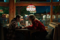 (S-D) Zack Gottsagen e Vanessa Kirby in Night Always Comes