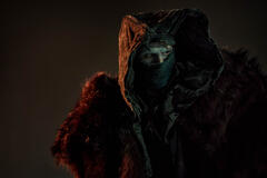 Jacob Elordi come The Creature in Frankenstein di Guillermo del Toro