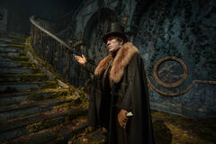 Christophe Waltz come Harlander in Frankenstein di Guillermo del Toro