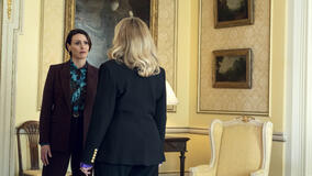 (S-D) Julie Delpy come Vivienne, Julie Delpy come Vivienne in The Hostage 1x01