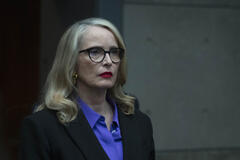 Julie Delpy come Vivienne in The Hostage 1x01